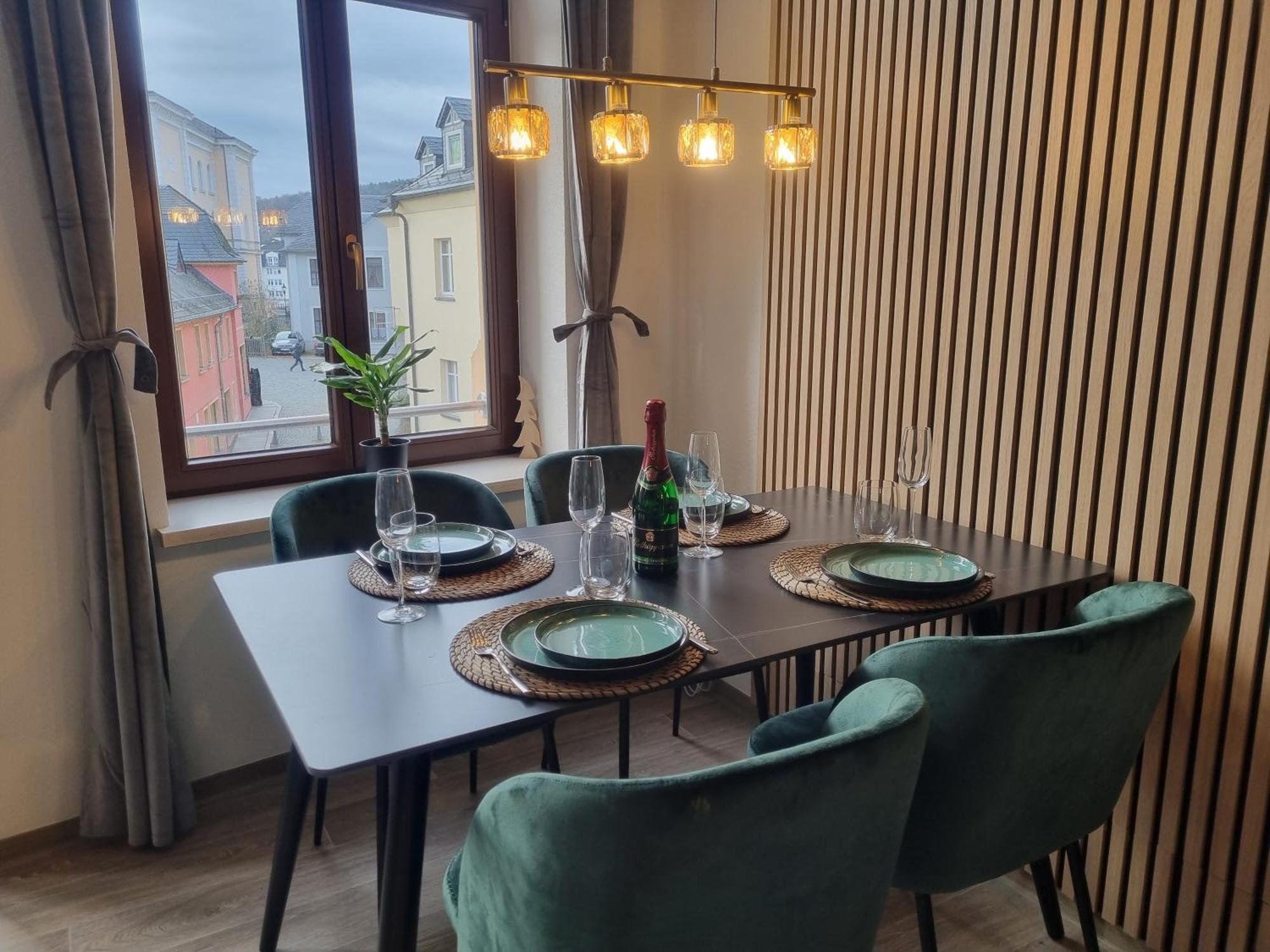 Maremar - Design Maisonette Altstadt - 4 Pers - 57Qm - Luxus Boxspringbett - Kueche - Arbeitsplatz - Privater Parkplatz Greiz Bagian luar foto